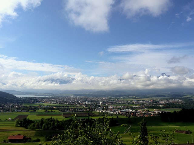 Quellwolken an der Bergkette, im Vordergrund Steffisburg von einem Hügel aus betrachtet.