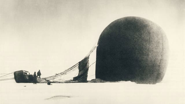 Alte Fotografioe eines Ballons mit Gondel, der auf einer Eisfläche am Boden liegt. Alte Fotografioe eines Ballons mit Gondel, der auf einer Eisfläche am Boden liegt.