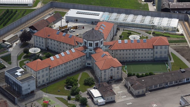 Luftansicht der Strafanstalt Lenzburg. Luftansicht der Strafanstalt Lenzburg.