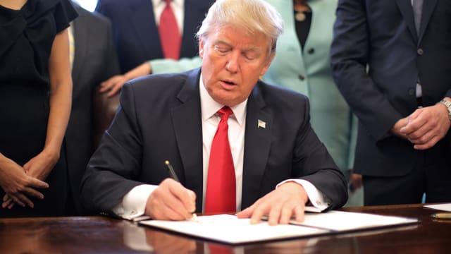 Trump unterschreibt ein Dekret. Trump unterschreibt ein Dekret.