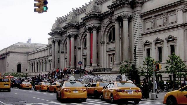 Gelbe Taxis reihen sich vor dem MET auf. Gelbe Taxis reihen sich vor dem MET auf.