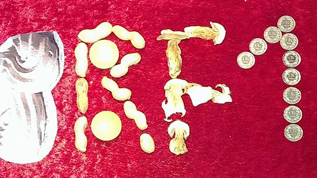 Logo aus Weihnachtsschmuck.