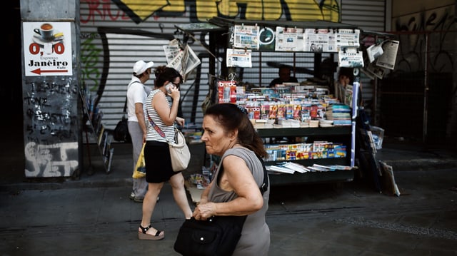Menschen vor einem Zeitungsstand Menschen vor einem Zeitungsstand