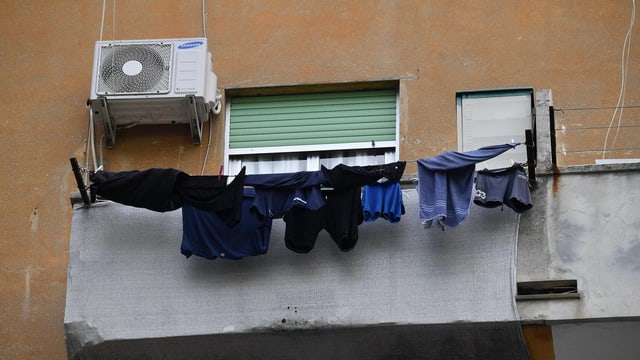 Eine Wäscheleine vor einem Balkon Eine Wäscheleine vor einem Balkon