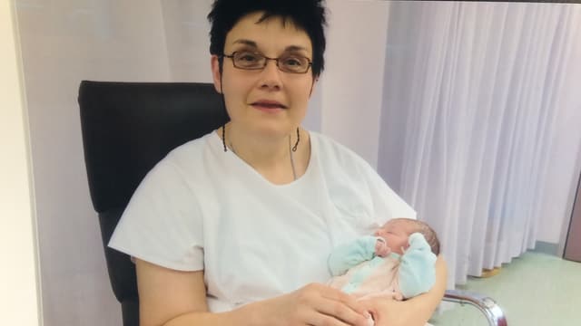 Sandra Fluri sitzt im Spital auf einem Stuhl und hält ein Baby in den Armen. Sandra Fluri sitzt im Spital auf einem Stuhl und hält ein Baby in den Armen.