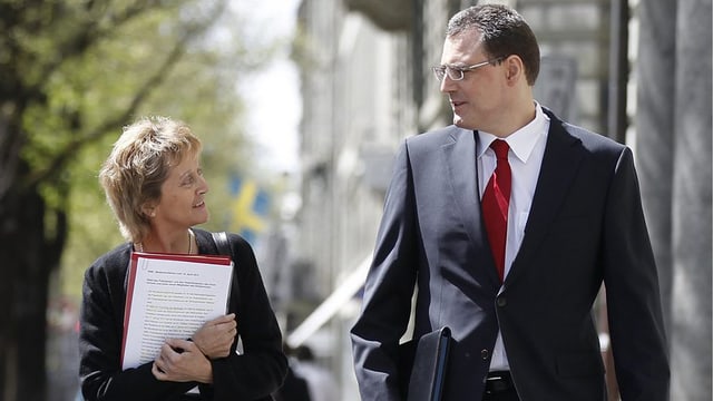 Finanzministerin Widmer-Schlumpf und Nationalbankpräsident Jordan laufend Finanzministerin Widmer-Schlumpf und Nationalbankpräsident Jordan laufend