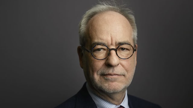 Nahaufnahme Mann mit Brille und Anzug. Nahaufnahme Mann mit Brille und Anzug.