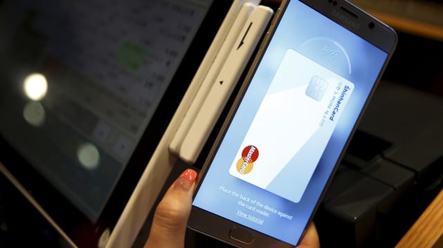 Handy an einer Zahl-Schnittstelle Handy an einer Zahl-Schnittstelle