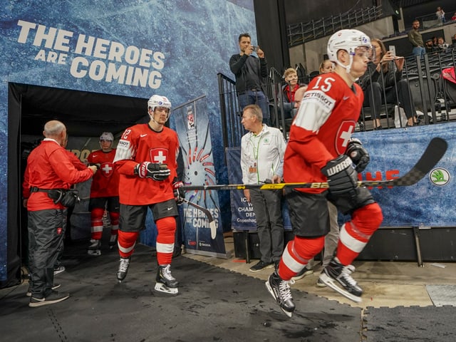 Die Schweizer Spieler beim Einlauf in die Halle. Die Schweizer Spieler beim Einlauf in die Halle.