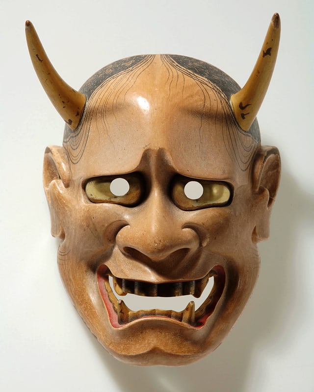 Holzmaske eines Dämons mit Hörnern Holzmaske eines Dämons mit Hörnern