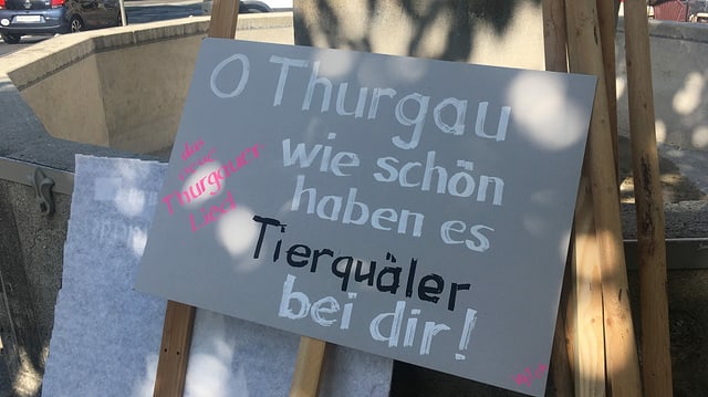 Tafel mit Aufschrift: «O Thurgau, wie schön haben es Tierquäler bei Dir» Tafel mit Aufschrift: «O Thurgau, wie schön haben es Tierquäler bei Dir»