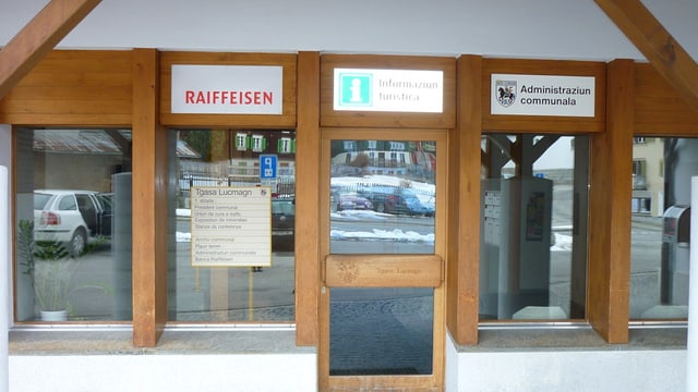 Vista da l'entrada da la filiala da la Banca Raiffeisen Cadi a Curaglia. Vista da l'entrada da la filiala da la Banca Raiffeisen Cadi a Curaglia.