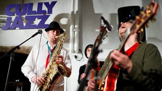 Drei Jazz-Musiker auf der Bühne in einem Keller. Drei Jazz-Musiker auf der Bühne in einem Keller.