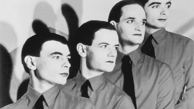Die vier Kraftwerk-Musiker in Anzug und mit weiss geschminkten Gesichtern. Die vier Kraftwerk-Musiker in Anzug und mit weiss geschminkten Gesichtern.
