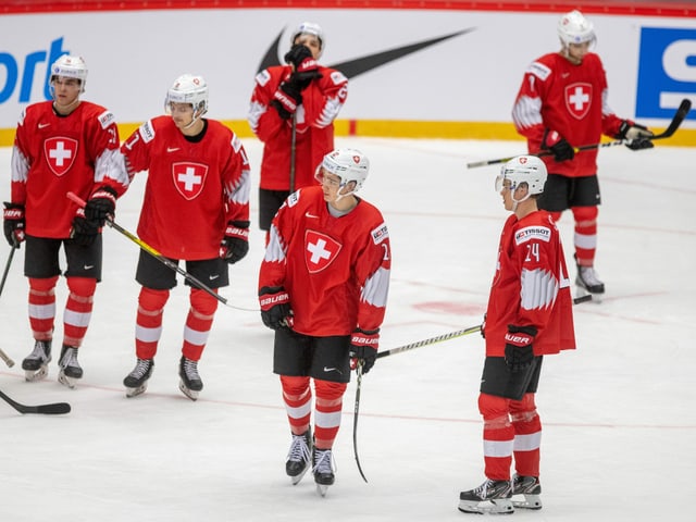 Eishockey-Spieler. Eishockey-Spieler.