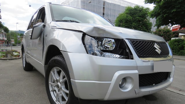 Ein Suzuki mit Blechschaden vorne links Ein Suzuki mit Blechschaden vorne links