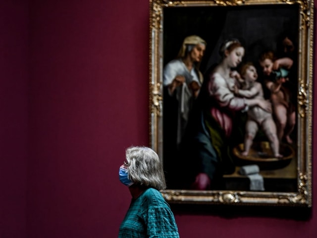 Frau mit Maske in Museum Frau mit Maske in Museum