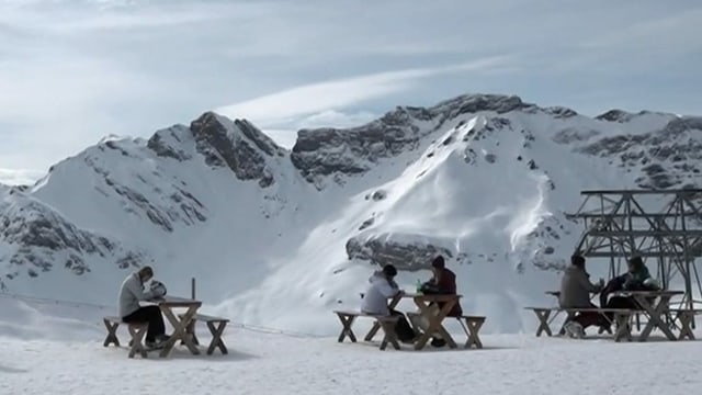 Terrasse mit Sitzgelegenheiten im Obwaldner Skigebiet Melchsee-Frutt.