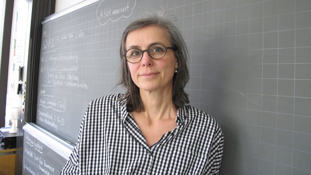 Lehrerin Esther Döpper steht vor der Wandtafel. Lehrerin Esther Döpper steht vor der Wandtafel.