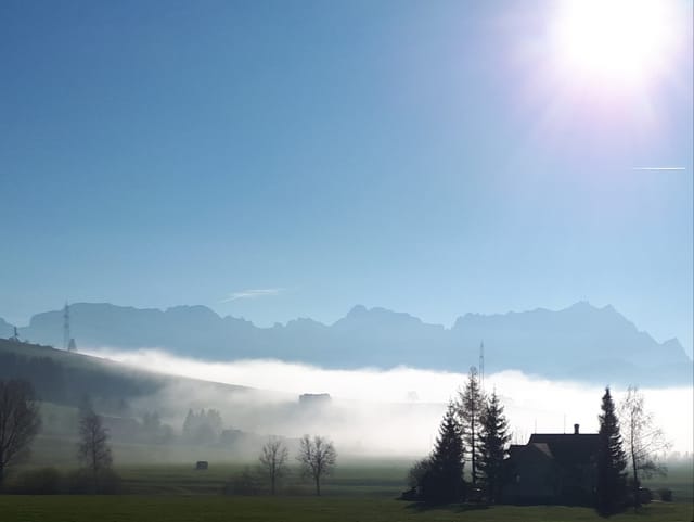 Nebelschwaden wabern um die Gemeinde Gais.