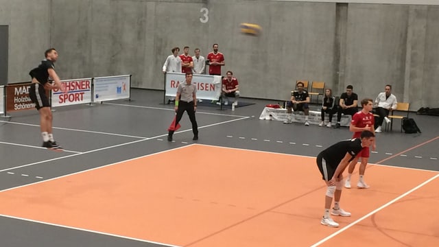 Ein Volleyballer schlägt auf. Ein Volleyballer schlägt auf.