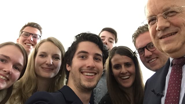 Gruppe von Studenten mit Wirtschaftsminister. Gruppe von Studenten mit Wirtschaftsminister.