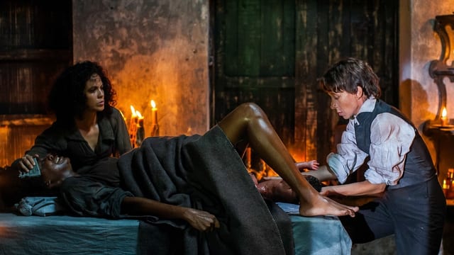 Juana (Yeni Soria, links) assistiert Dr. Faber (Sylvie Testud) bei einer Geburt. Juana (Yeni Soria, links) assistiert Dr. Faber (Sylvie Testud) bei einer Geburt.