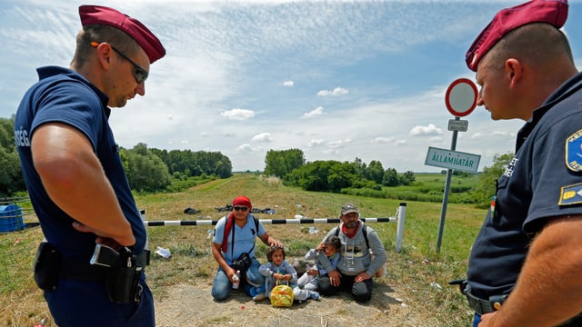 Grenzwächter mit Migranten Grenzwächter mit Migranten