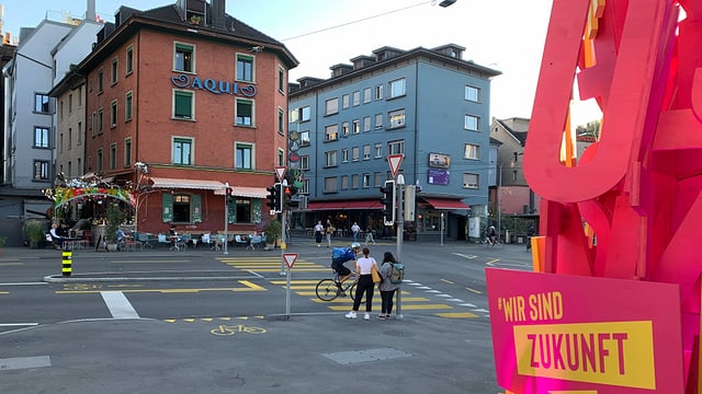 Blick auf die Langstrasse. Mit im Bild ein Schild mit der Aufschrift: «Wir sind Zukunft.» Blick auf die Langstrasse. Mit im Bild ein Schild mit der Aufschrift: «Wir sind Zukunft.»