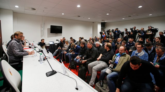 Jürgen Klopp vor versammelter Journalisten-Schar in Augsburg. Jürgen Klopp vor versammelter Journalisten-Schar in Augsburg.