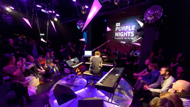 «SRF Purple Nights #01»: Pianist Francesco Tristano zwischen Flügel, Keyboard und Synthesizer (23.03.17, Hive Zürich). «SRF Purple Nights #01»: Pianist Francesco Tristano zwischen Flügel, Keyboard und Synthesizer (23.03.17, Hive Zürich).