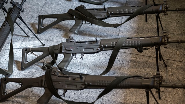 Waffen auf dem Boden. Waffen auf dem Boden.