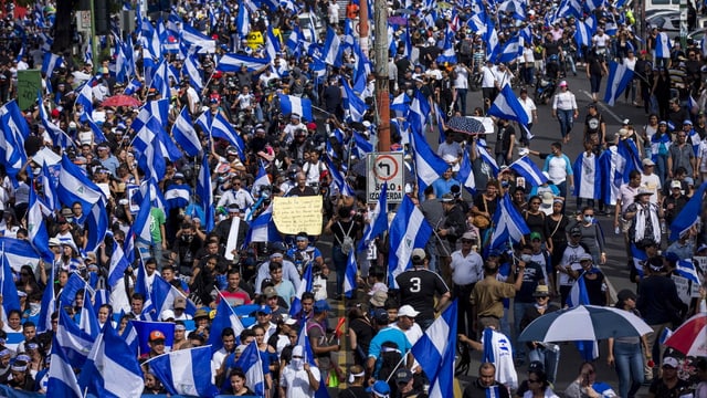 Viele Menschen mit Fahnen in Nicaragua Viele Menschen mit Fahnen in Nicaragua