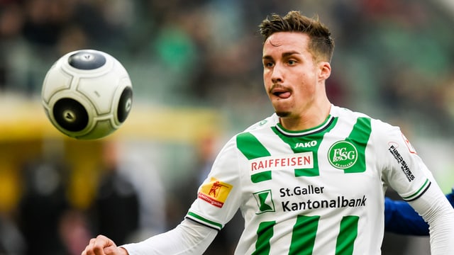 Mickaël Facchinetti rennt im St.-Gallen-Dress dem Ball nach. Mickaël Facchinetti rennt im St.-Gallen-Dress dem Ball nach.