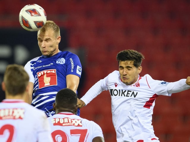 Je ein Spieler des FC Luzern und Sion im Luftduell. Je ein Spieler des FC Luzern und Sion im Luftduell.