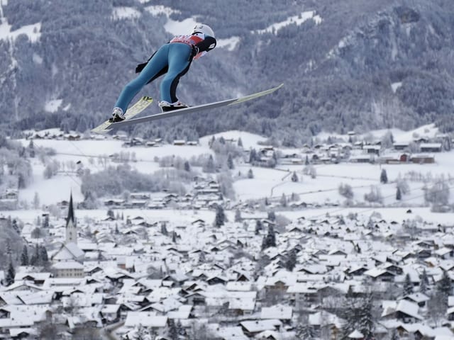 Simon Ammann über den Dächern von Oberstdorf. Simon Ammann über den Dächern von Oberstdorf.