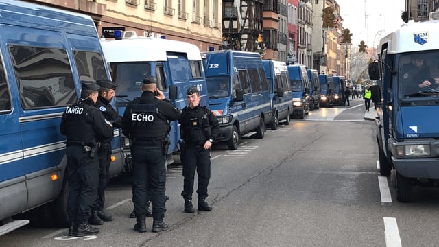 Polizisten und Polizeiautos in der Strassburger Innenstadt. Polizisten und Polizeiautos in der Strassburger Innenstadt.