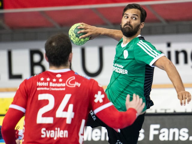 Handballer wirft den Ball Richtung Tor. Handballer wirft den Ball Richtung Tor.