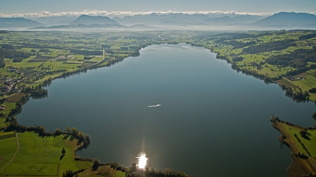 Windstiller Baldeggersee mit Föhnwall im Hintergrund, am 09.10. 2014 Vormittag. Windstiller Baldeggersee mit Föhnwall im Hintergrund, am 09.10. 2014 Vormittag.
