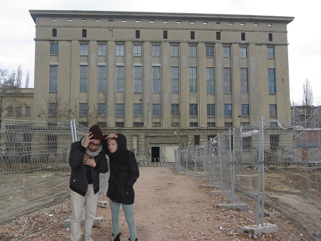 John Bürgin und Rosanna Grüter stehen enttäuscht und abgewiesen vor dem Berghain John Bürgin und Rosanna Grüter stehen enttäuscht und abgewiesen vor dem Berghain