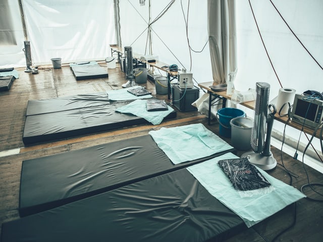 Hier ist wohl Privat- der Halbprivat-Versicherung egal. Hauptsache das Lazarett bietet Platz für Erholung. Hier ist wohl Privat- der Halbprivat-Versicherung egal. Hauptsache das Lazarett bietet Platz für Erholung.