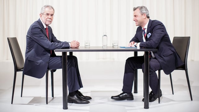 Alexander Van der Bellen und Norbert Hofer an einem Tisch vor dem 2. Wahlgang der Präsidentschaftswahlen. Alexander Van der Bellen und Norbert Hofer an einem Tisch vor dem 2. Wahlgang der Präsidentschaftswahlen.