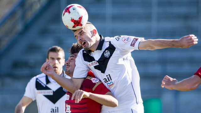 Albion Avdijaj im Duell mit Luganos Vladimir Golemic Albion Avdijaj im Duell mit Luganos Vladimir Golemic