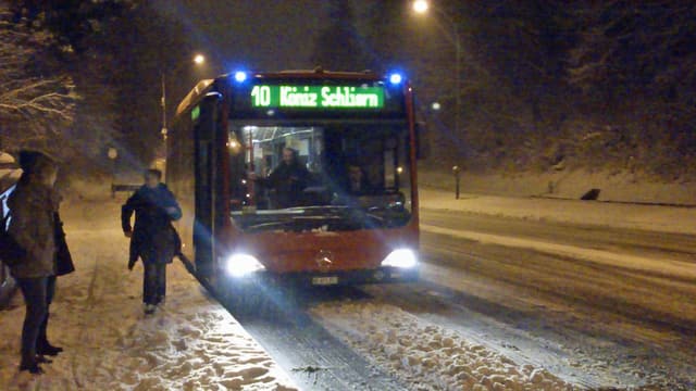 Bus auf schneebedeckter Strasse Bus auf schneebedeckter Strasse
