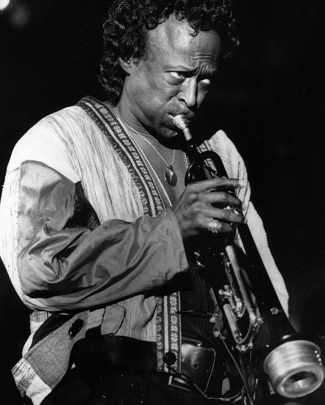 Miles Davis spielt Trompete. Miles Davis spielt Trompete.