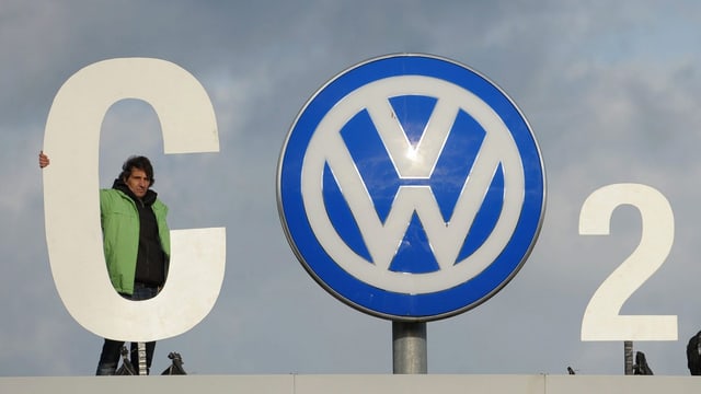 Ein Greenpeace-Aktivist protestiert beim VW-Hauptsitz in Wolfsburg