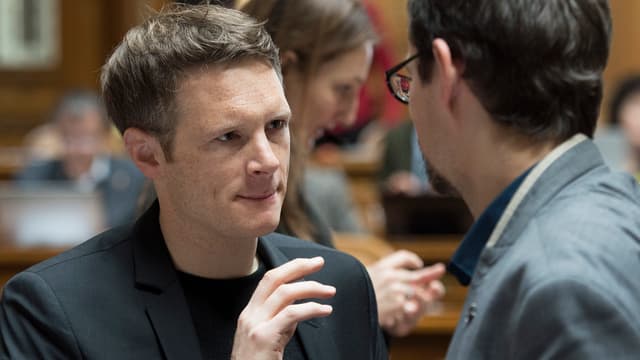 Fricker in einer Diskussion im Nationalratssaal Fricker in einer Diskussion im Nationalratssaal