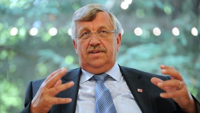 Mann mit Anzug und Brille. Mann mit Anzug und Brille.