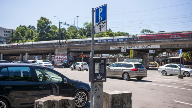 Autos, Eisenbahnbrücke, Parkuhr auf der Berner Schützenmatte. Autos, Eisenbahnbrücke, Parkuhr auf der Berner Schützenmatte.