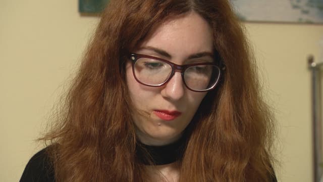 Frau mit Brille und gesenktem Blick. Frau mit Brille und gesenktem Blick.